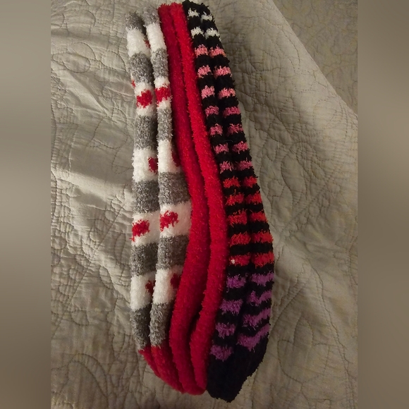 3 pack Christopher & Banks fuzzy Valentines socks - Picture 4 of 7